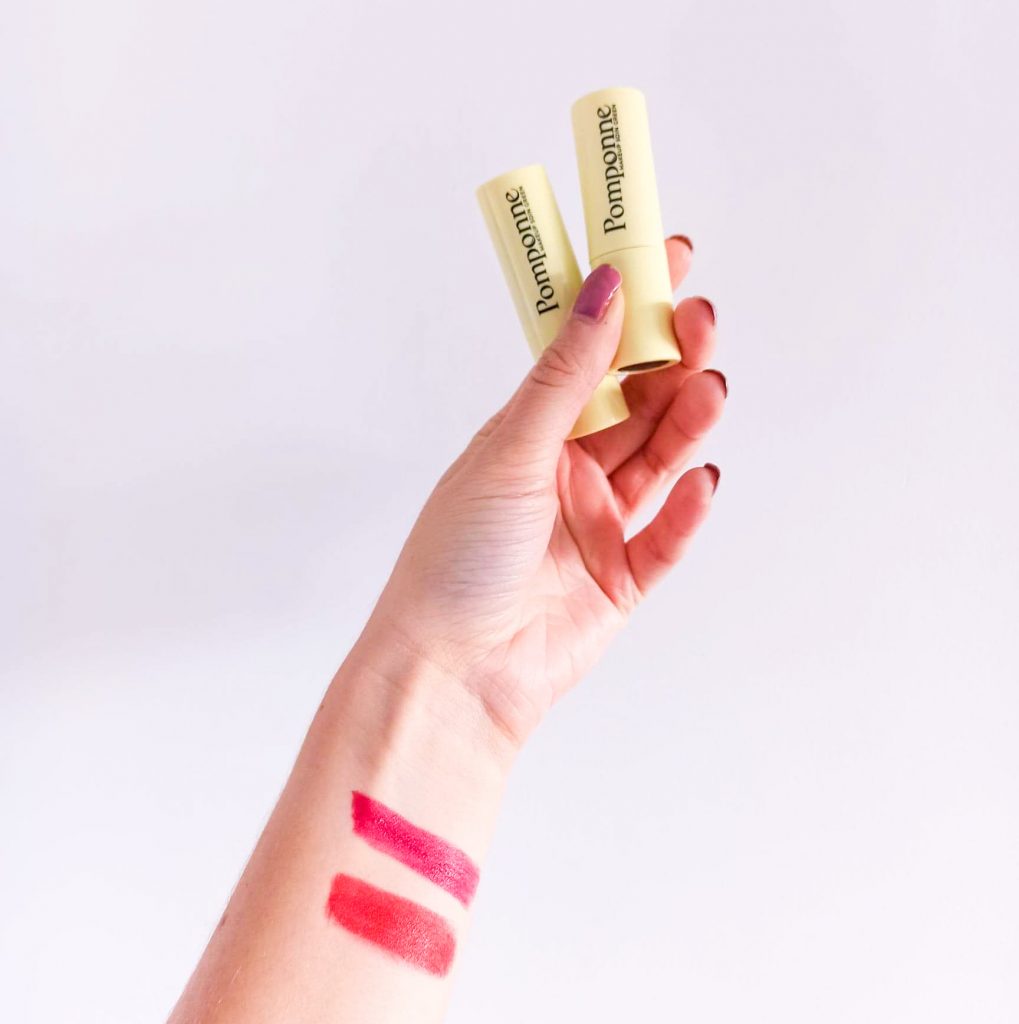 Swatchs sur le poignet des rouges à lèvres en teintes 01 rouge coquelicot et 02 grenat de Pomponne make-up