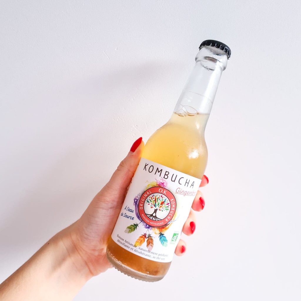 Kombucha bio au gingembre dans une bouteille en verre de la marque OK Kombucha