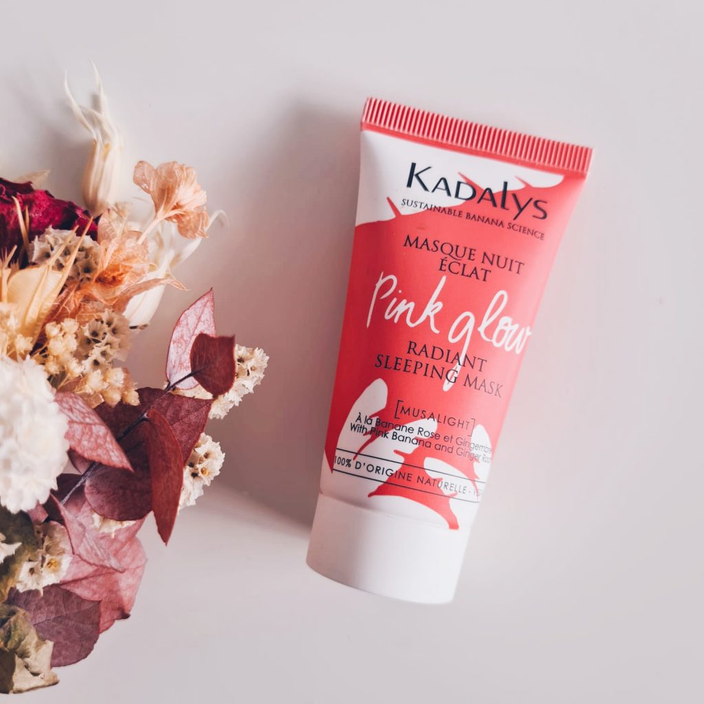 Photo du masque de nuit éclat Pink Glow de la marque Kadalys avec un bouquet de fleurs séchées