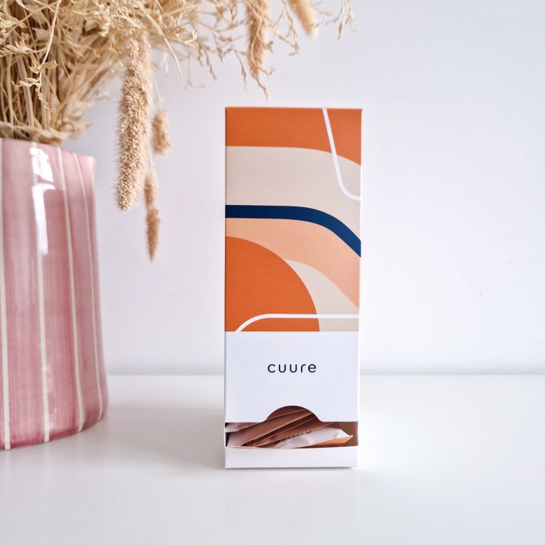 J’ai testé Cuure, des compléments alimentaires sur-mesure (code promo) boîte Cuure ouverte avec sachets journaliers de compléments alimentaires personnalisés qui sortent